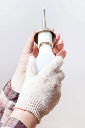 Lyspære bliver skruet i